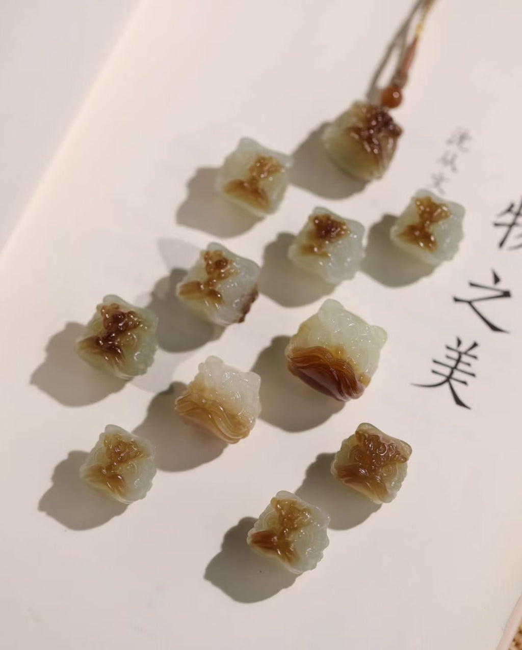 和田玉糖白醒狮吊坠