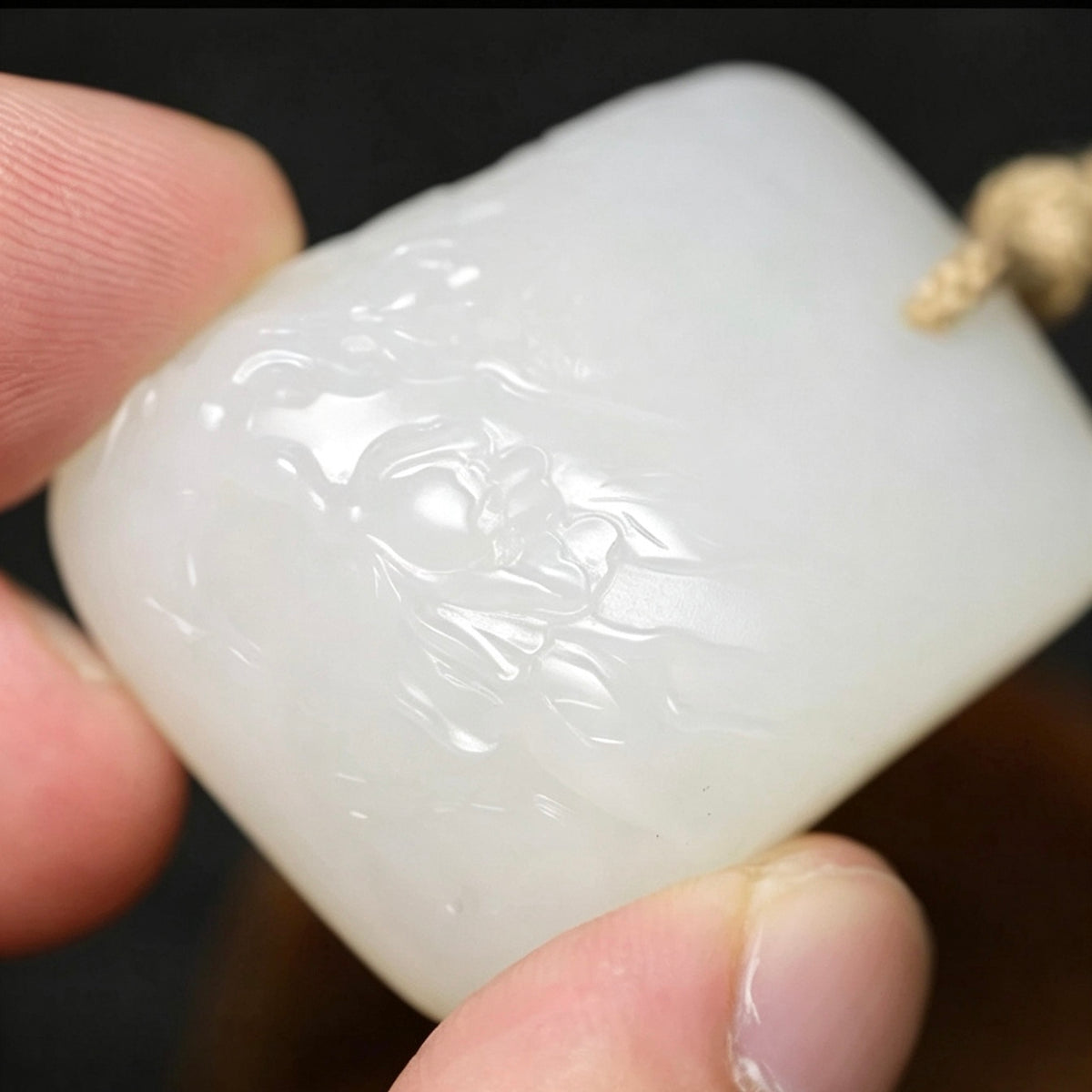 新疆和田玉籽料独籽玉兰花吊坠