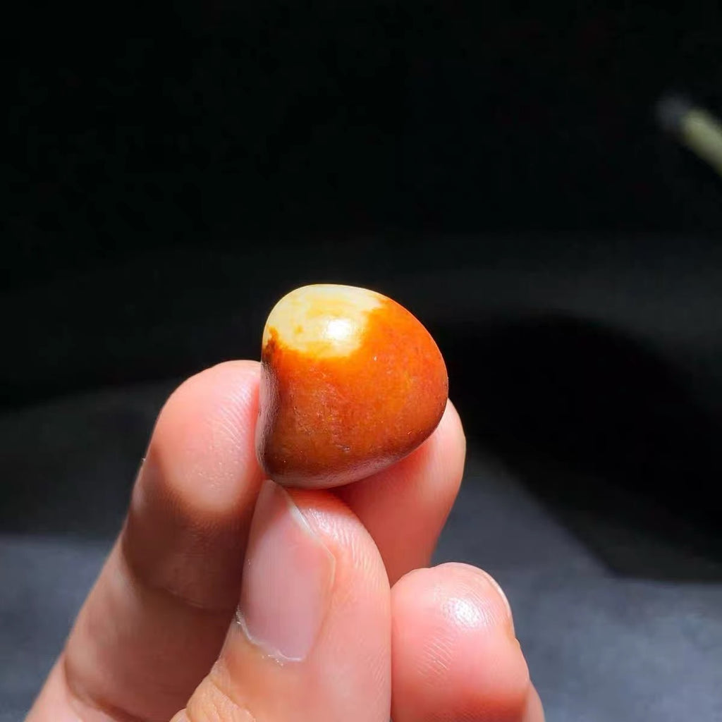 新疆和田玉籽料红皮独籽原石