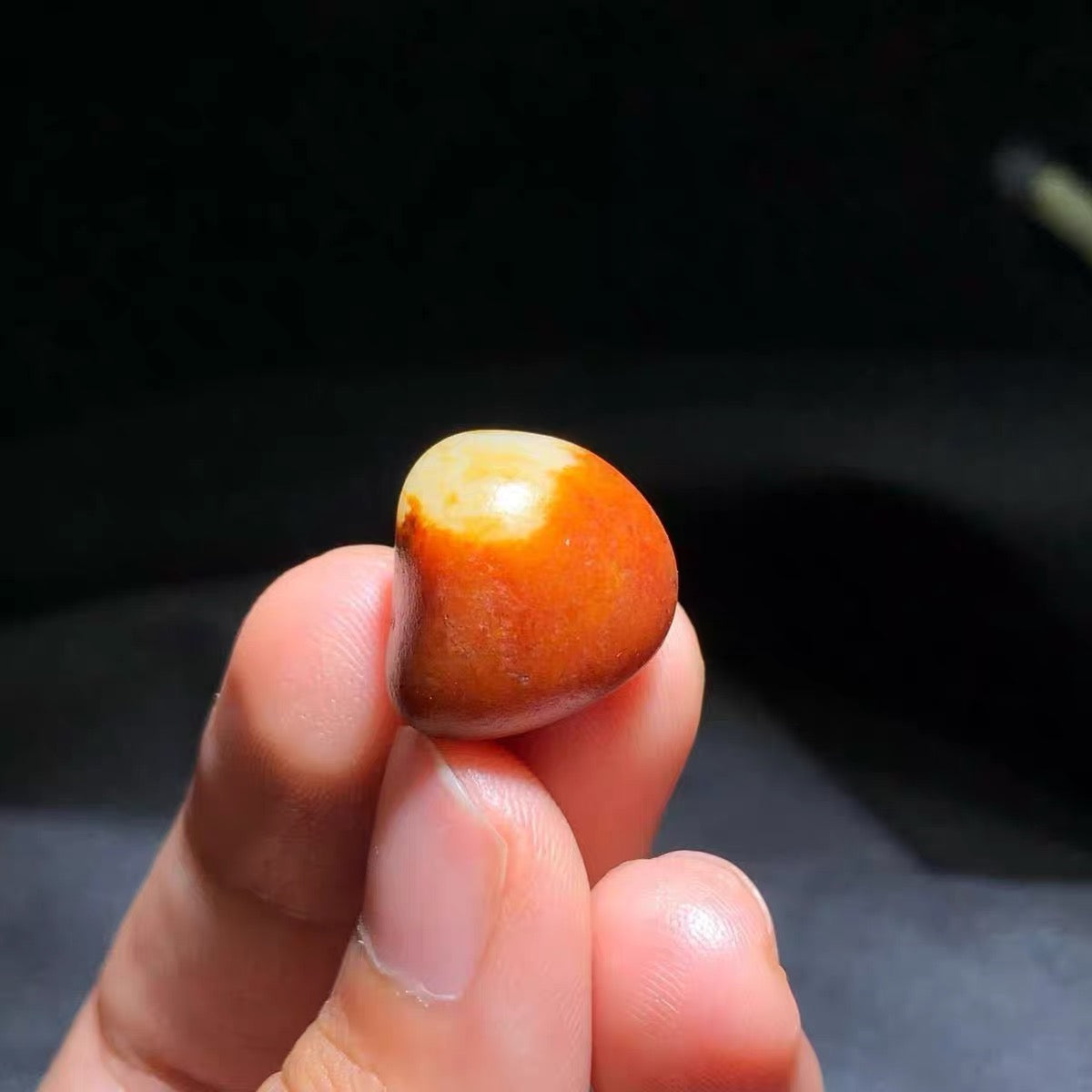 新疆和田玉籽料红皮独籽原石