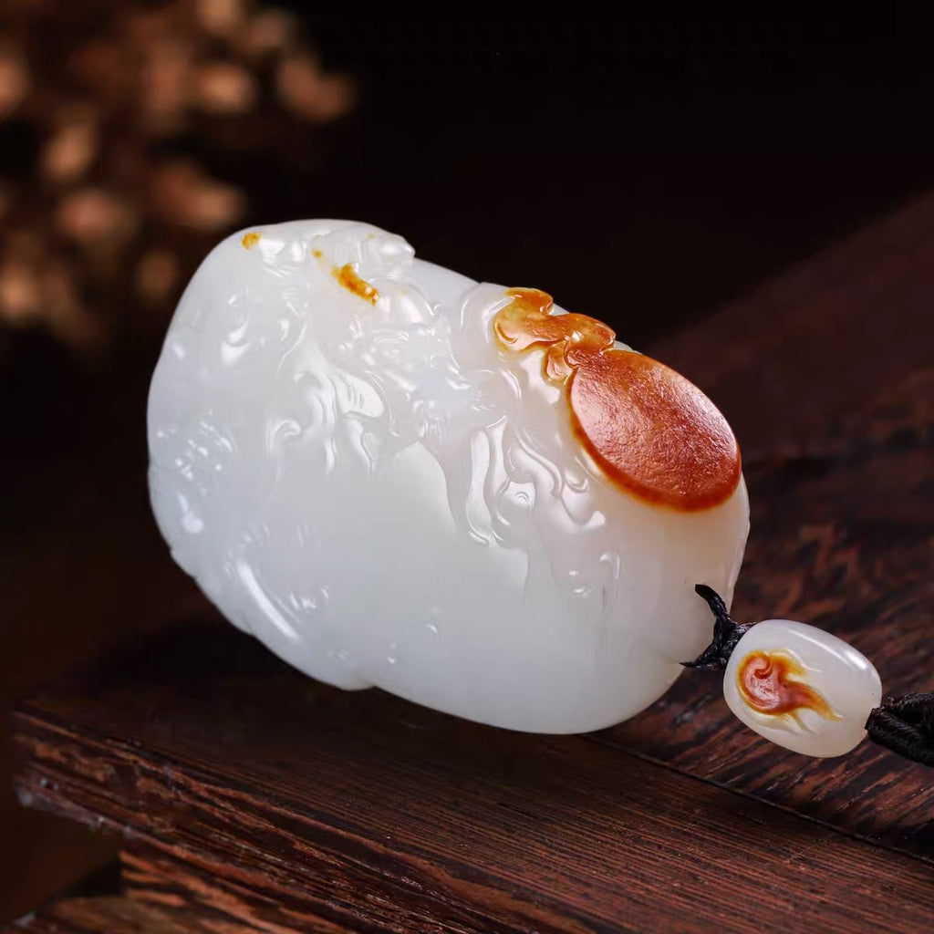 新疆和田玉籽料红皮白肉龙挂件