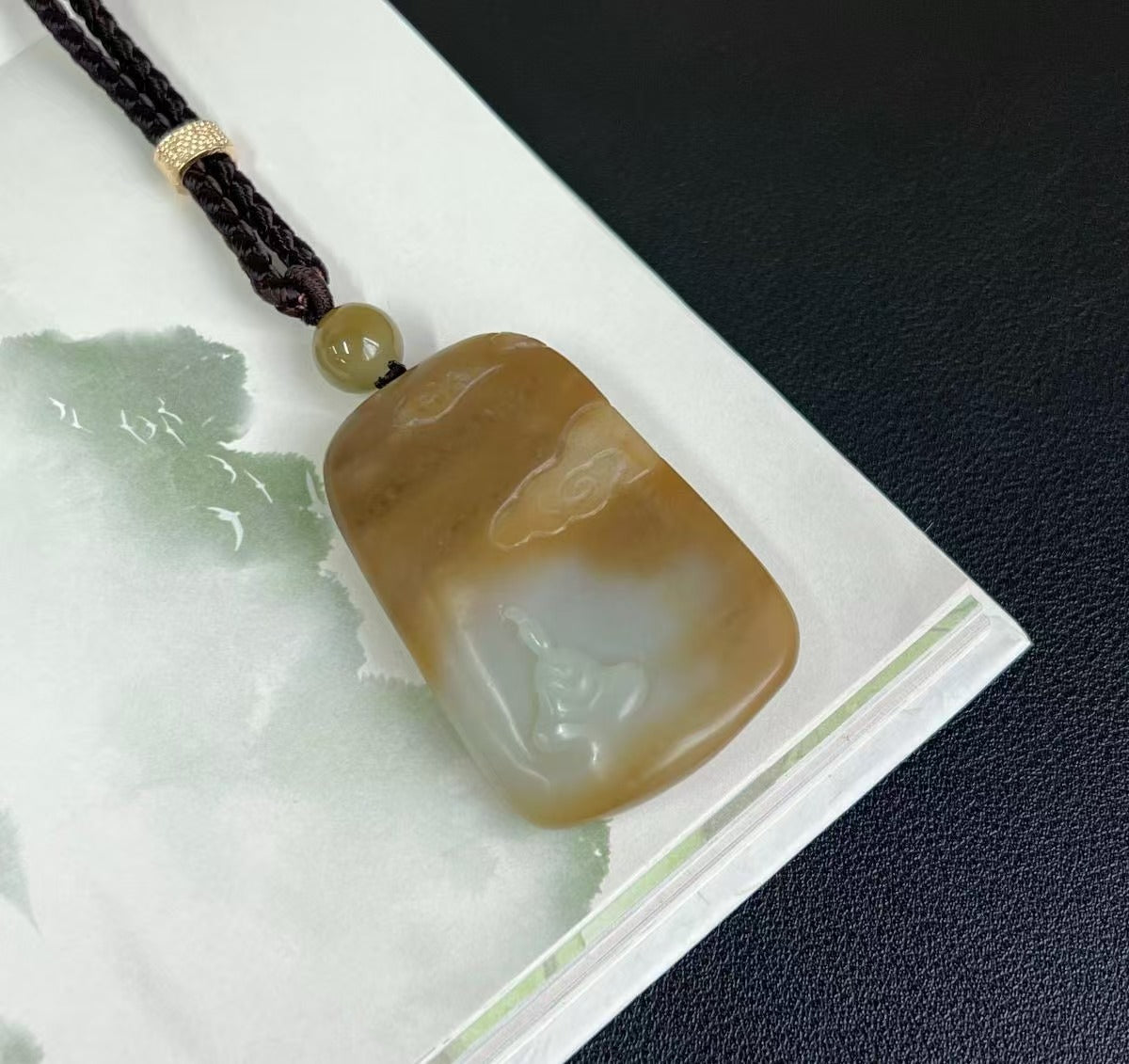 新疆和田玉糖白无相牌吊坠