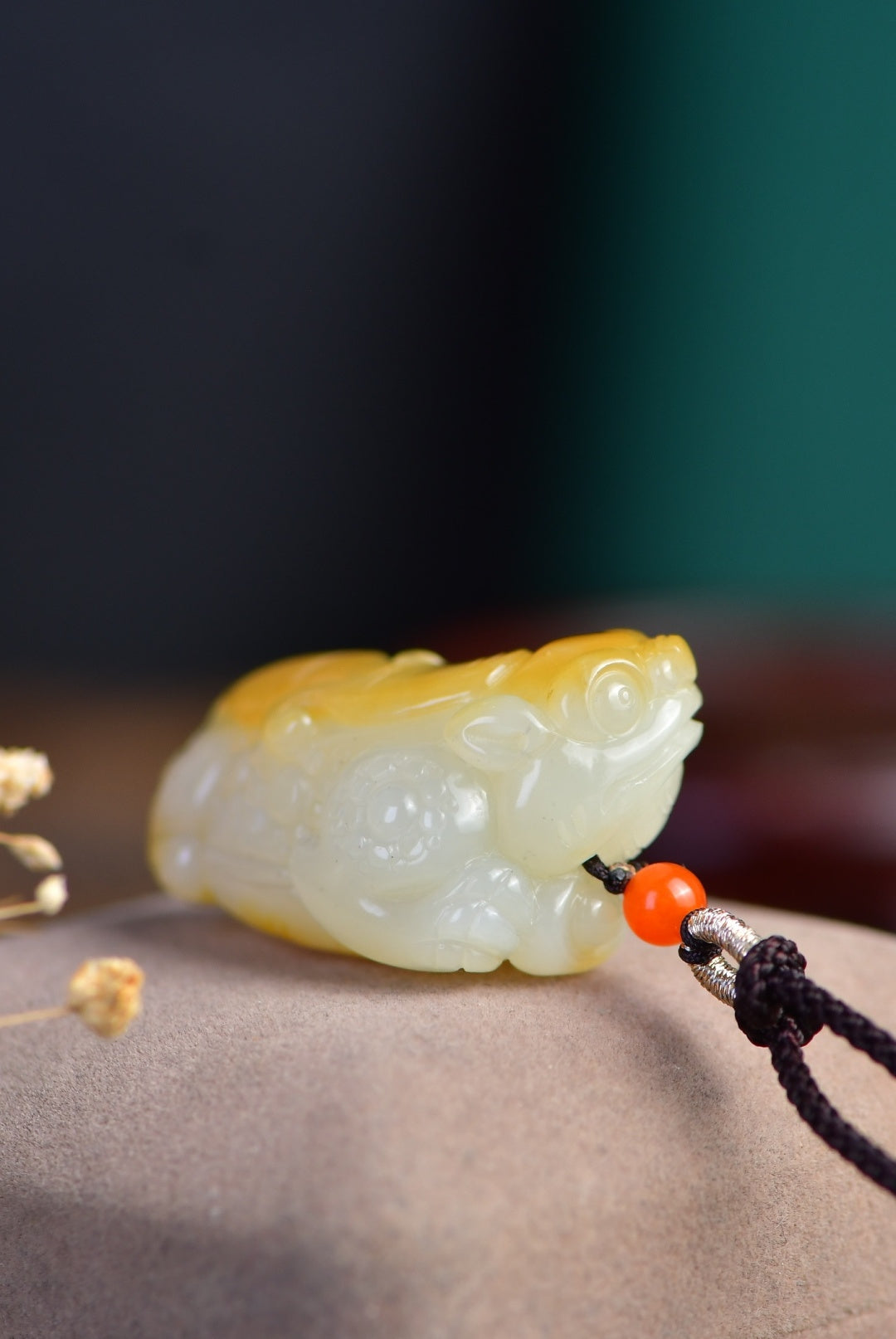 《招財金蟾》精品和田玉且末掛件