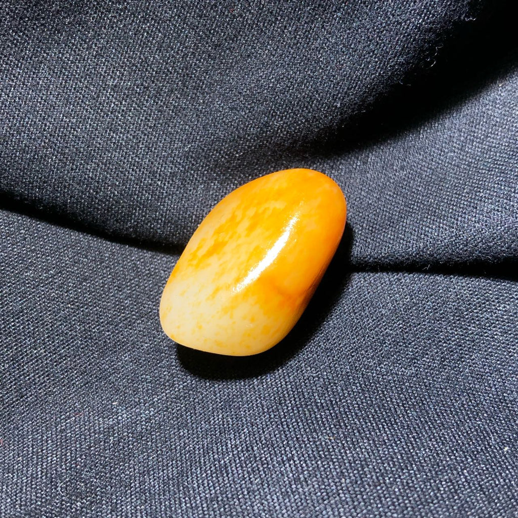 精品和田玉黄皮白肉独籽
