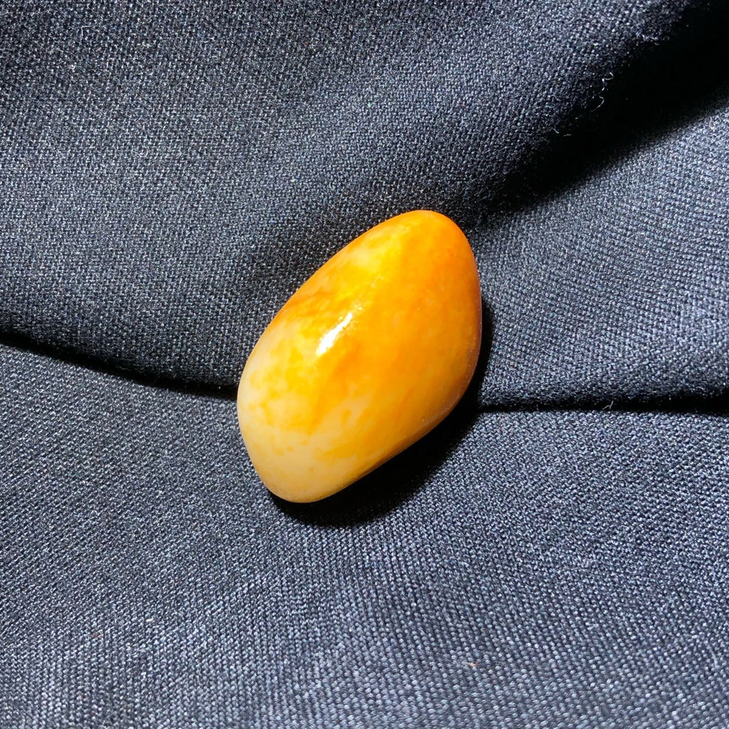 精品和田玉黄皮白肉独籽