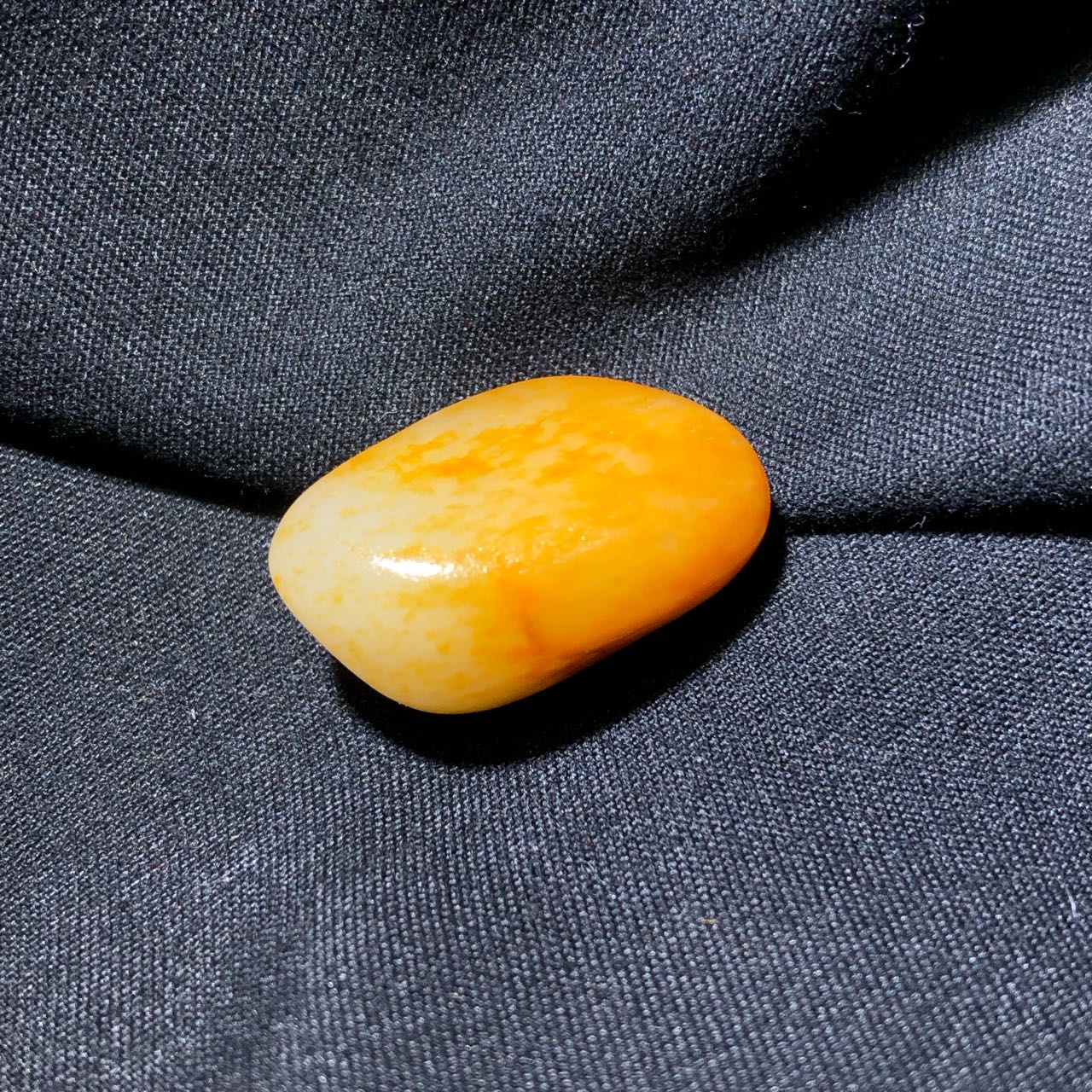 精品和田玉黄皮白肉独籽