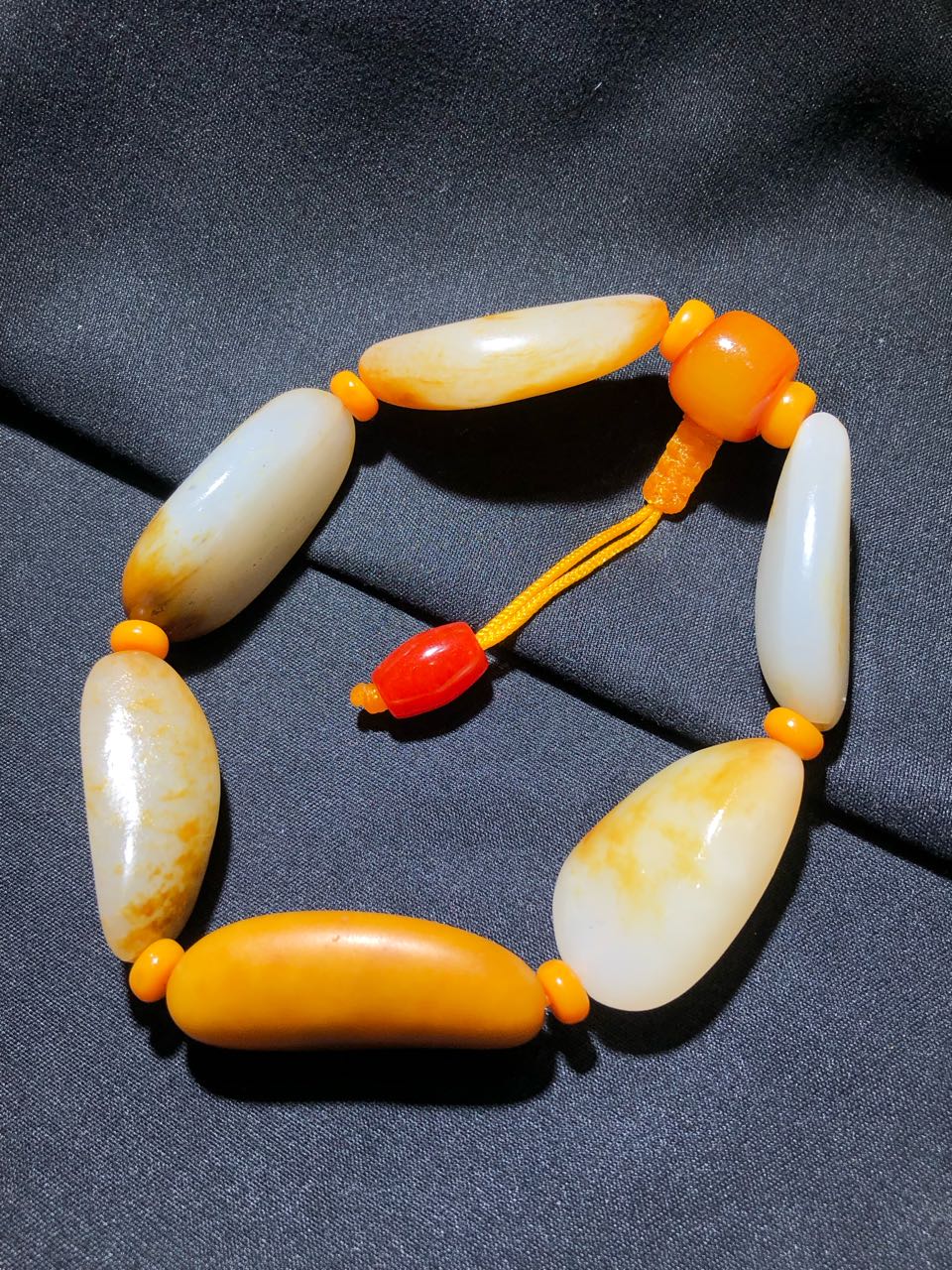 精品和田玉黃沁皮手串
