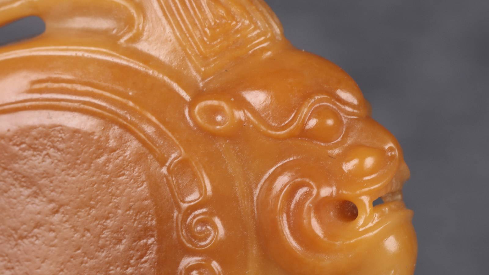 《魚化龍》新疆和田黃沁籽料掛件