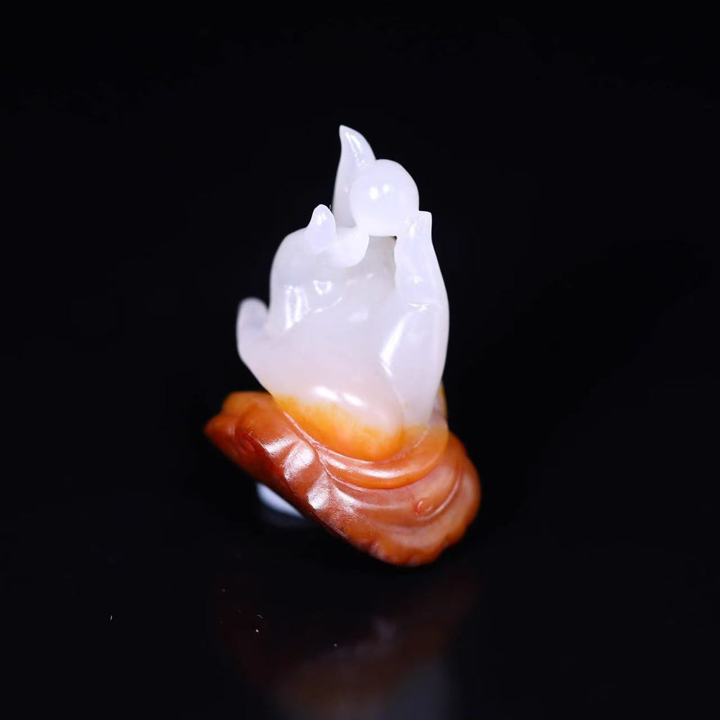 《掌上明珠》精品和田玉籽料天然皮色掛件