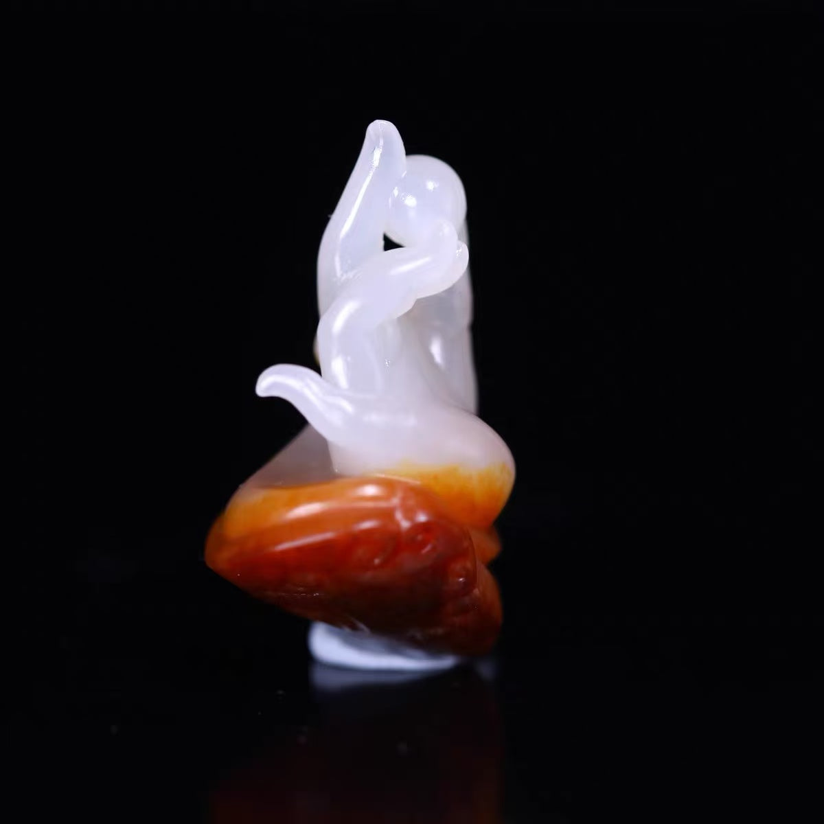 《掌上明珠》精品和田玉籽料天然皮色掛件