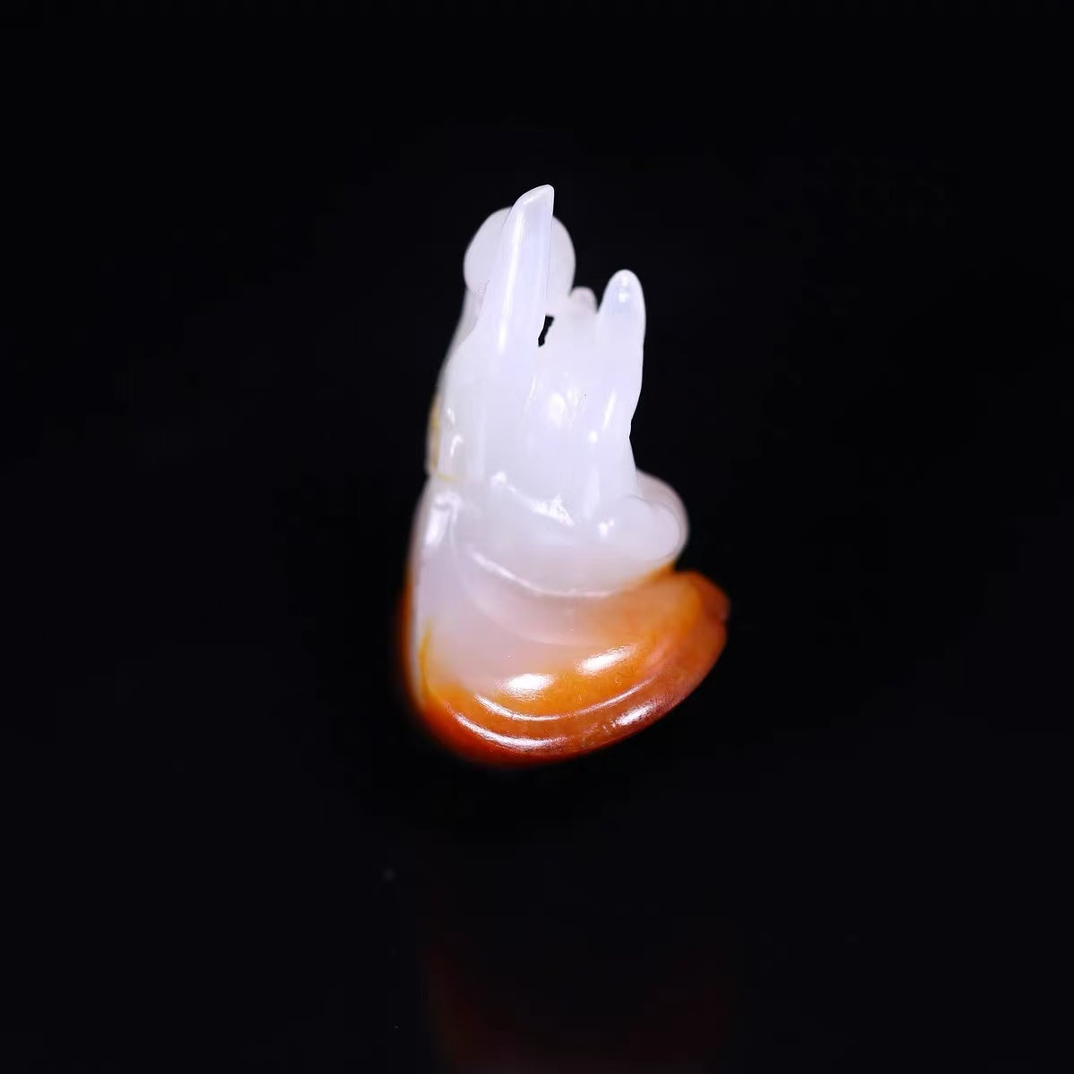 《掌上明珠》精品和田玉籽料天然皮色掛件