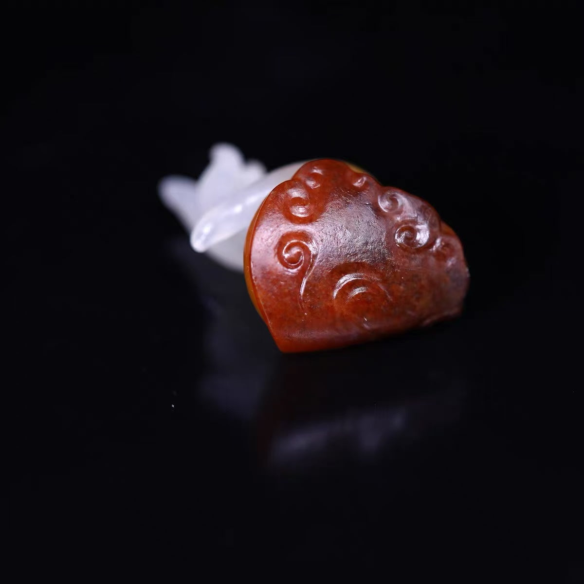 《掌上明珠》精品和田玉籽料天然皮色掛件
