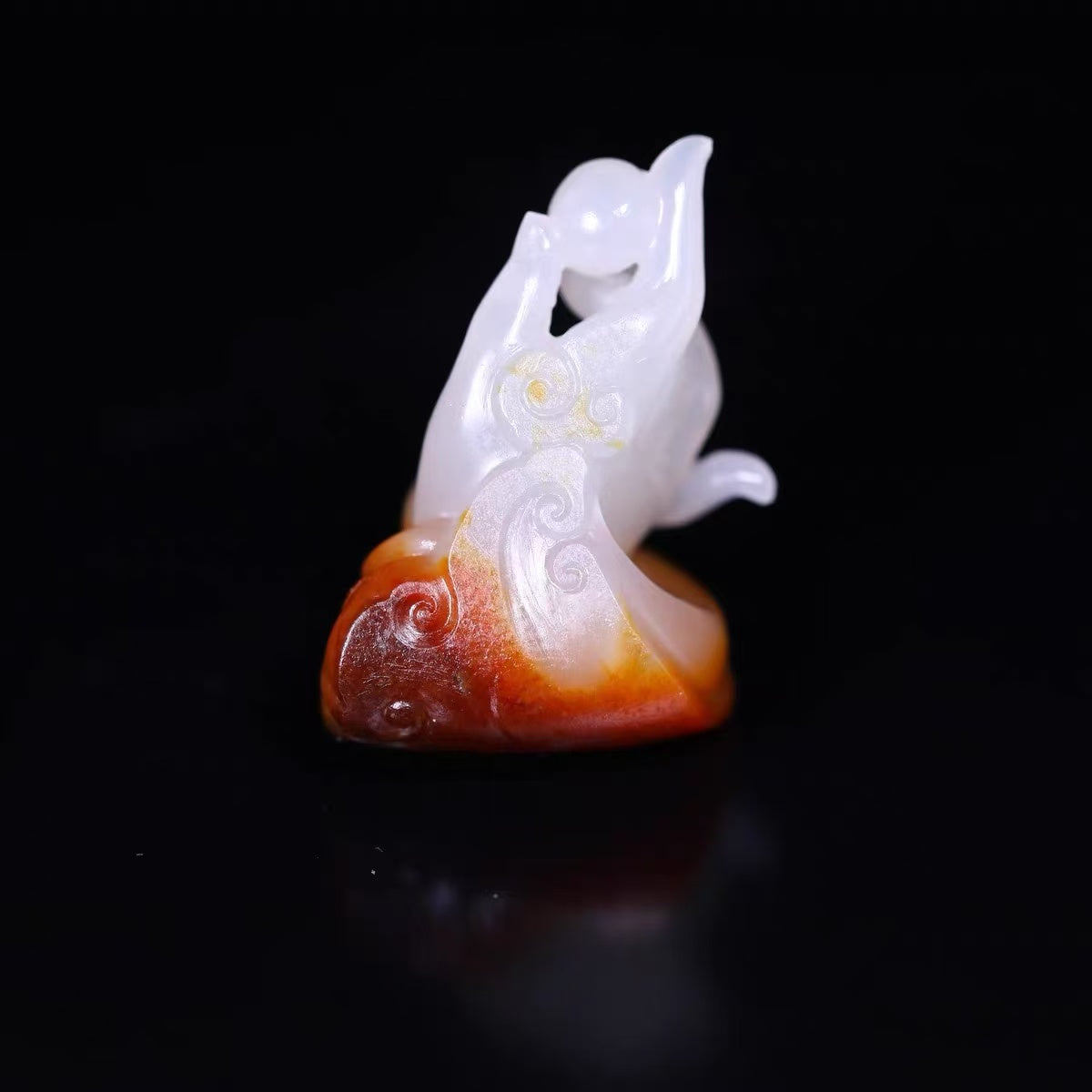 《掌上明珠》精品和田玉籽料天然皮色掛件