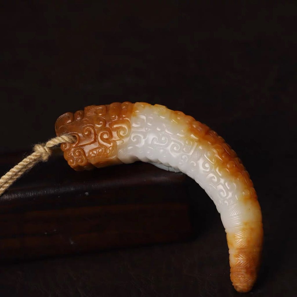 籽料紅皮白肉仿古龍牙吊墜