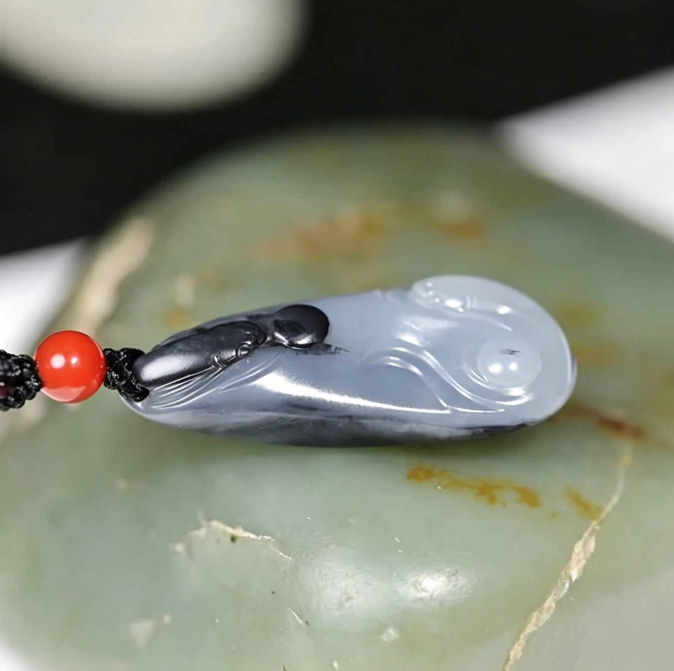 新疆和田玉青花籽料黑白阴阳金鱼吊坠
