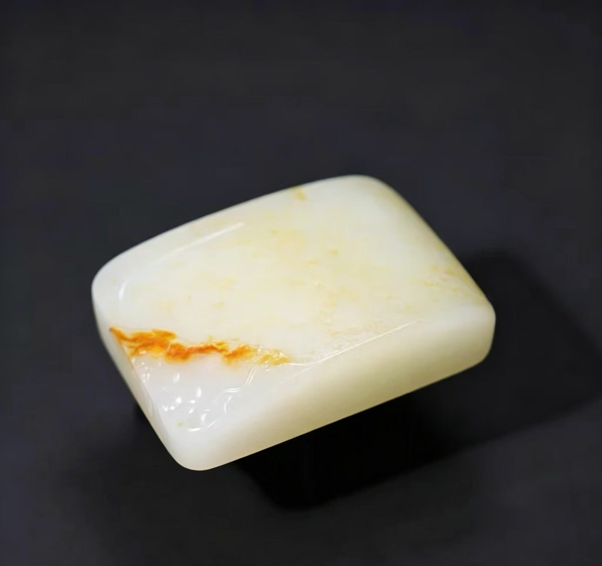 新疆和田玉红皮白玉籽料仿古龙玉牌