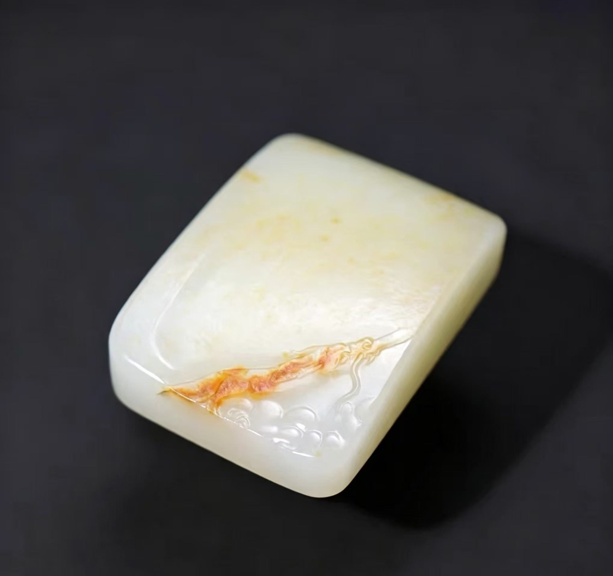 新疆和田玉红皮白玉籽料仿古龙玉牌