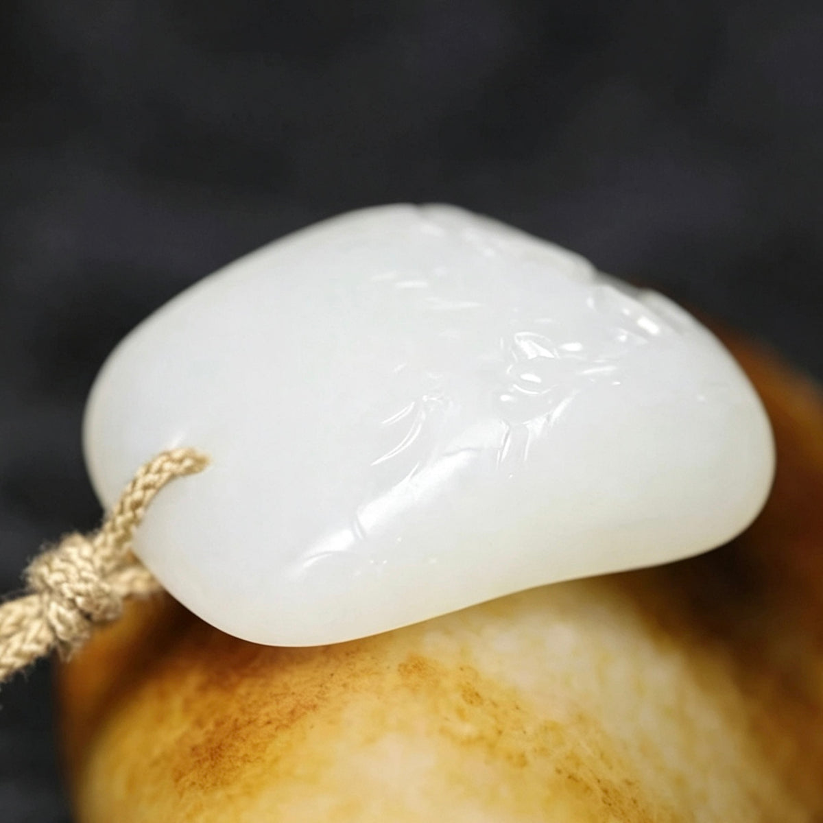 新疆和田玉籽料独籽玉兰花吊坠