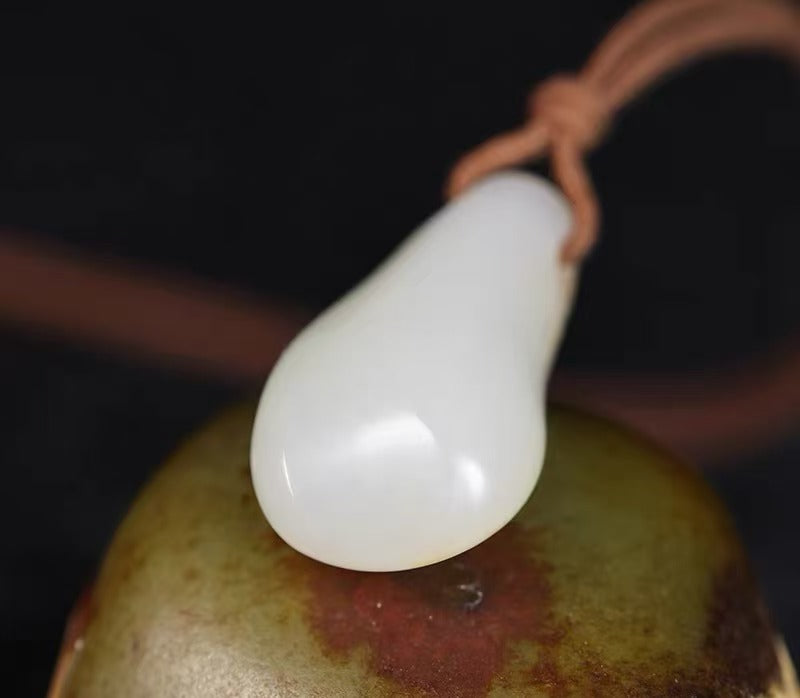 新疆和田玉洒金皮籽料随形吊坠