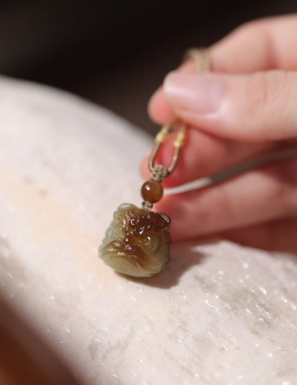 和田玉糖白醒狮吊坠
