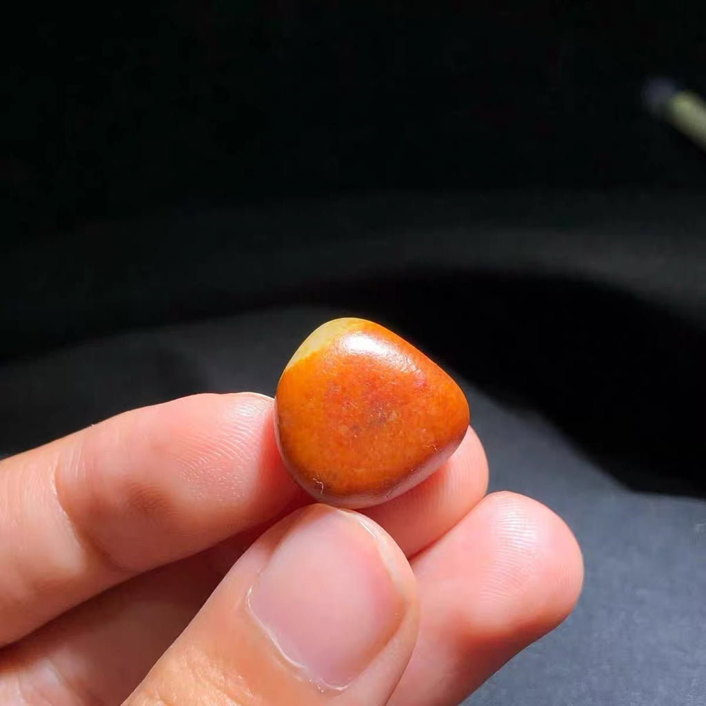 新疆和田玉籽料红皮独籽原石