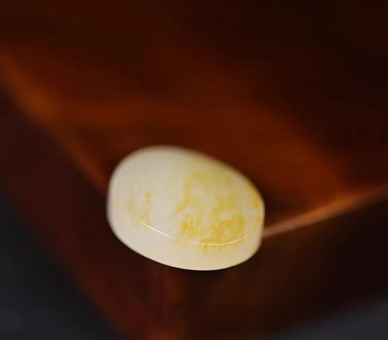 新疆和田玉洒金皮籽料戒面