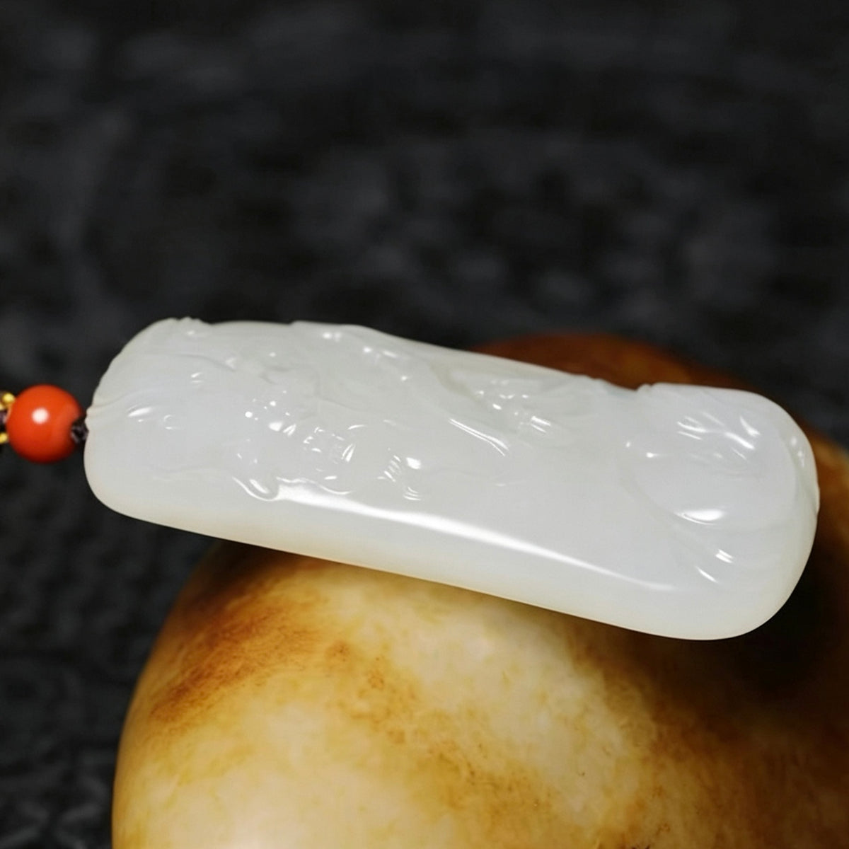 新疆和田玉籽料白玉龙牌吊坠