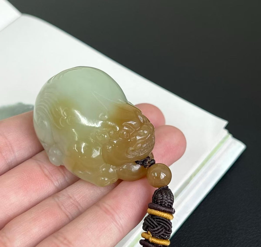 和田玉且末糖貔貅手把件吊坠