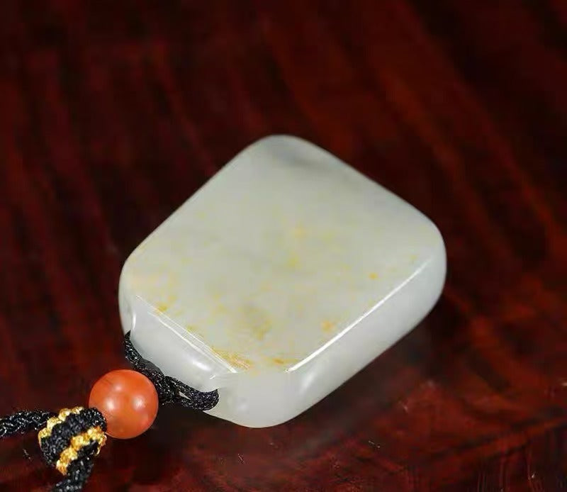 新疆和田玉洒金皮籽料青花无事牌吊坠