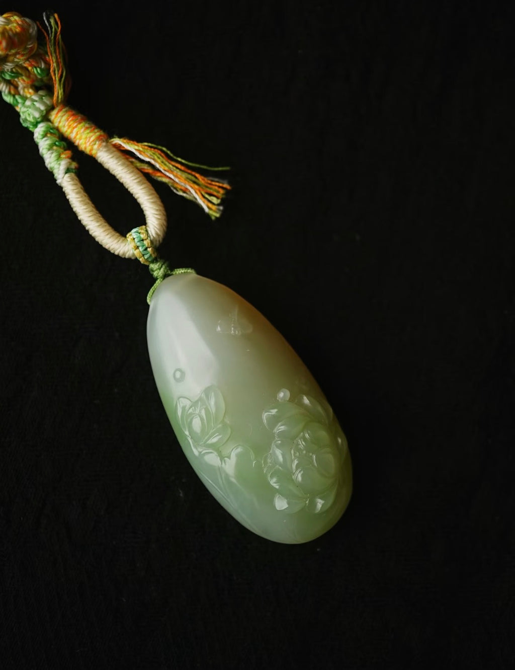 和田玉翠青糖莲花吊坠