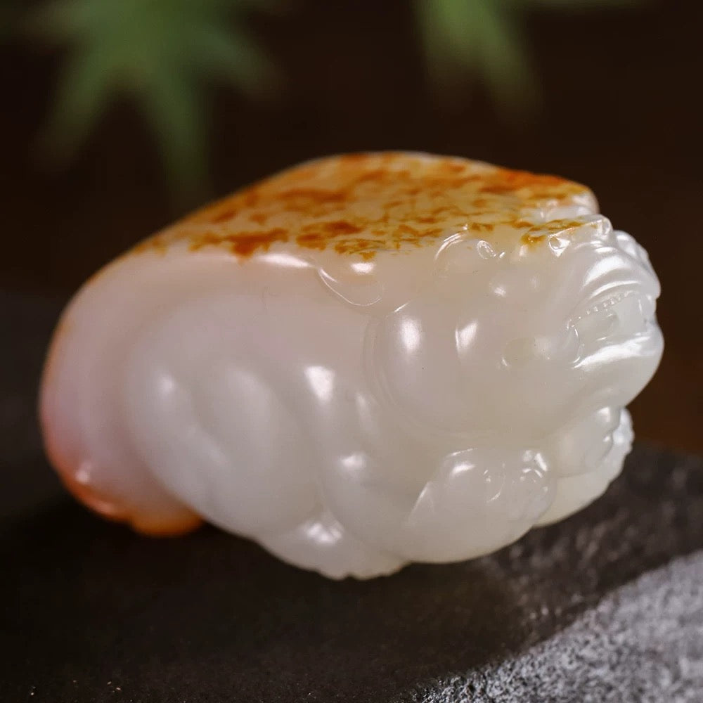 新疆和田玉籽料红皮白肉貔貅挂件