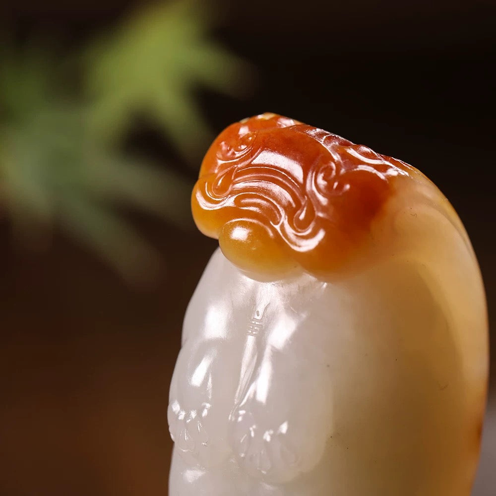 新疆和田玉籽料红皮白肉貔貅挂件