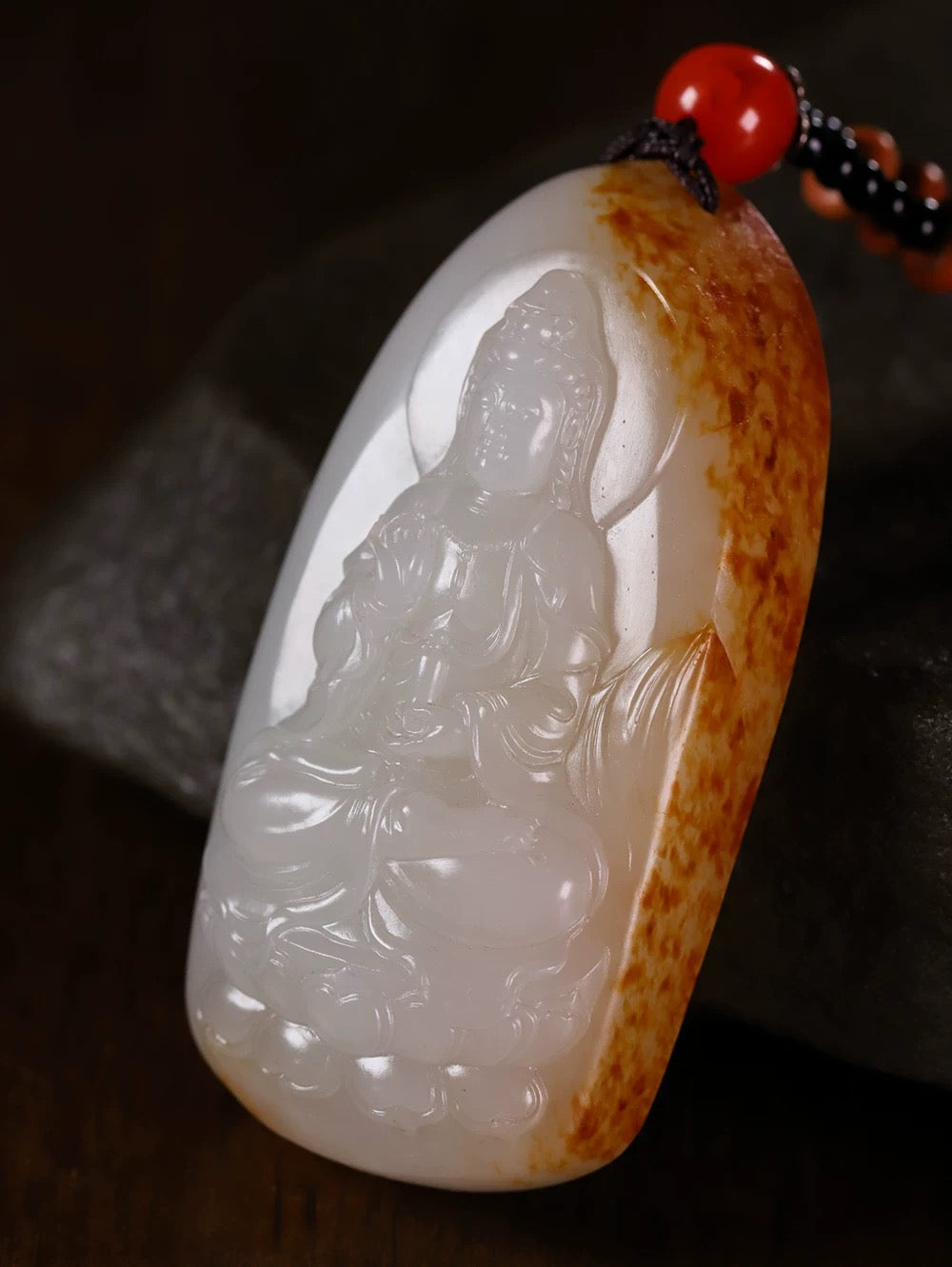 精品新疆和田玉籽料观音挂件