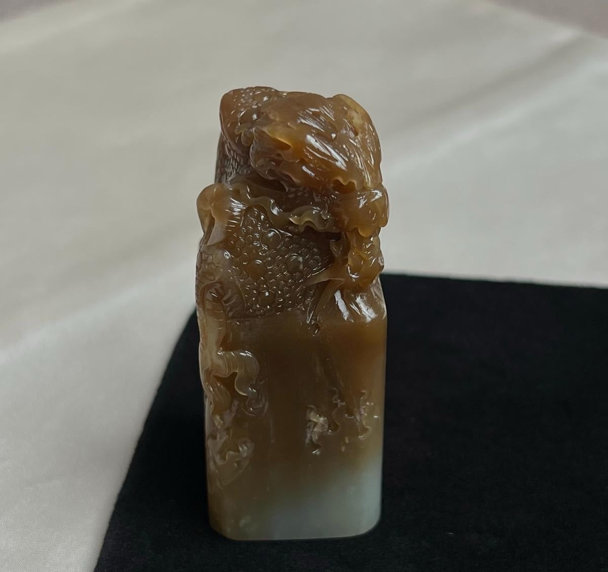 和田玉新疆料且末糖龙纹印章