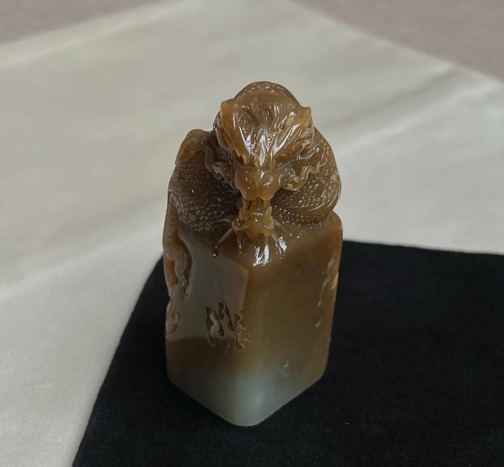 和田玉新疆料且末糖龙纹印章