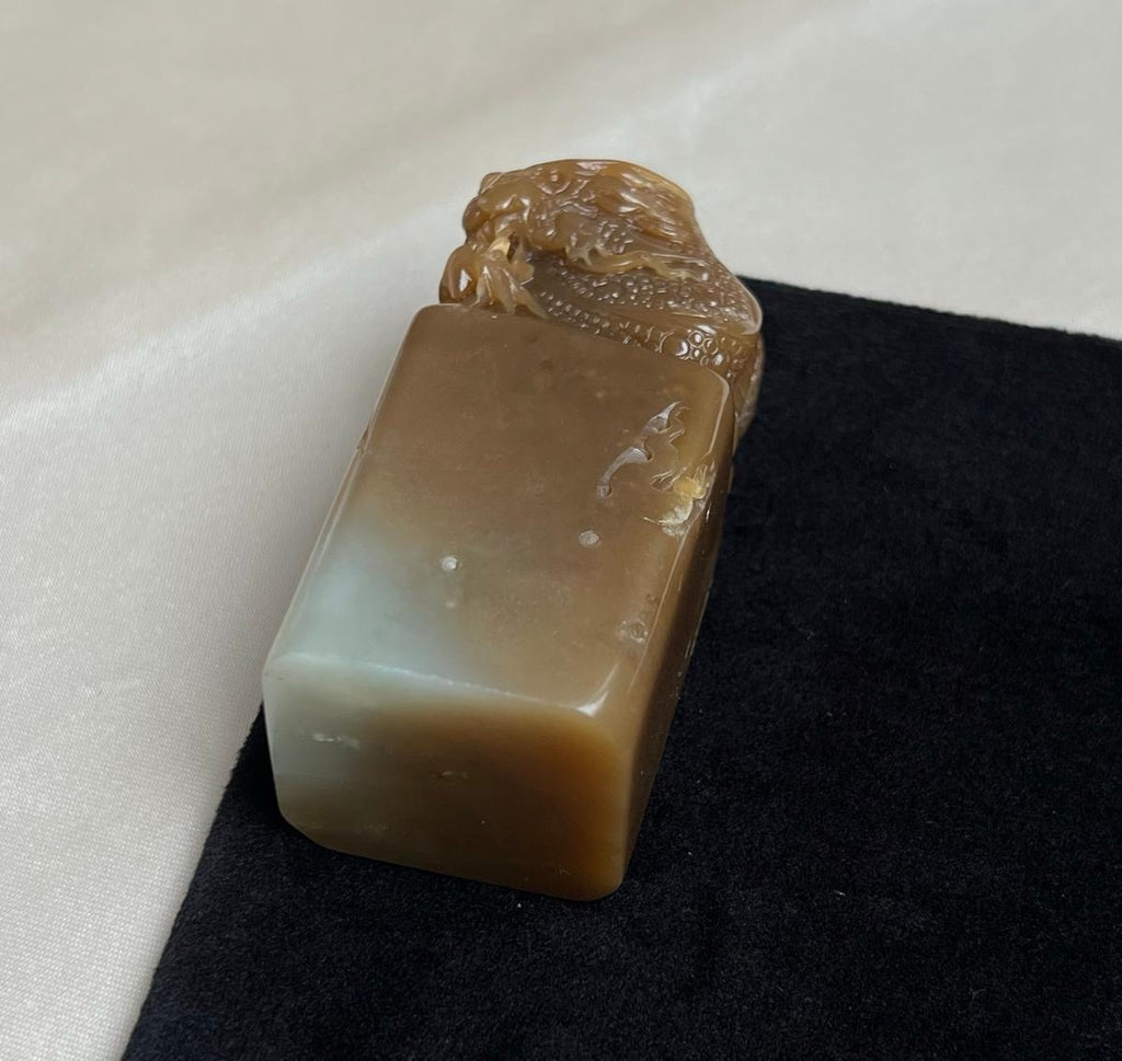 和田玉新疆料且末糖龙纹印章