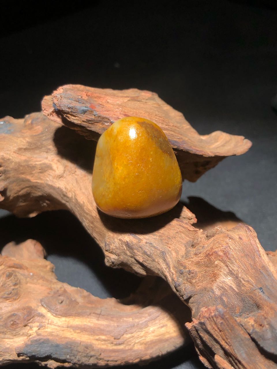 新疆和田玉独籽黑黄皮挂件