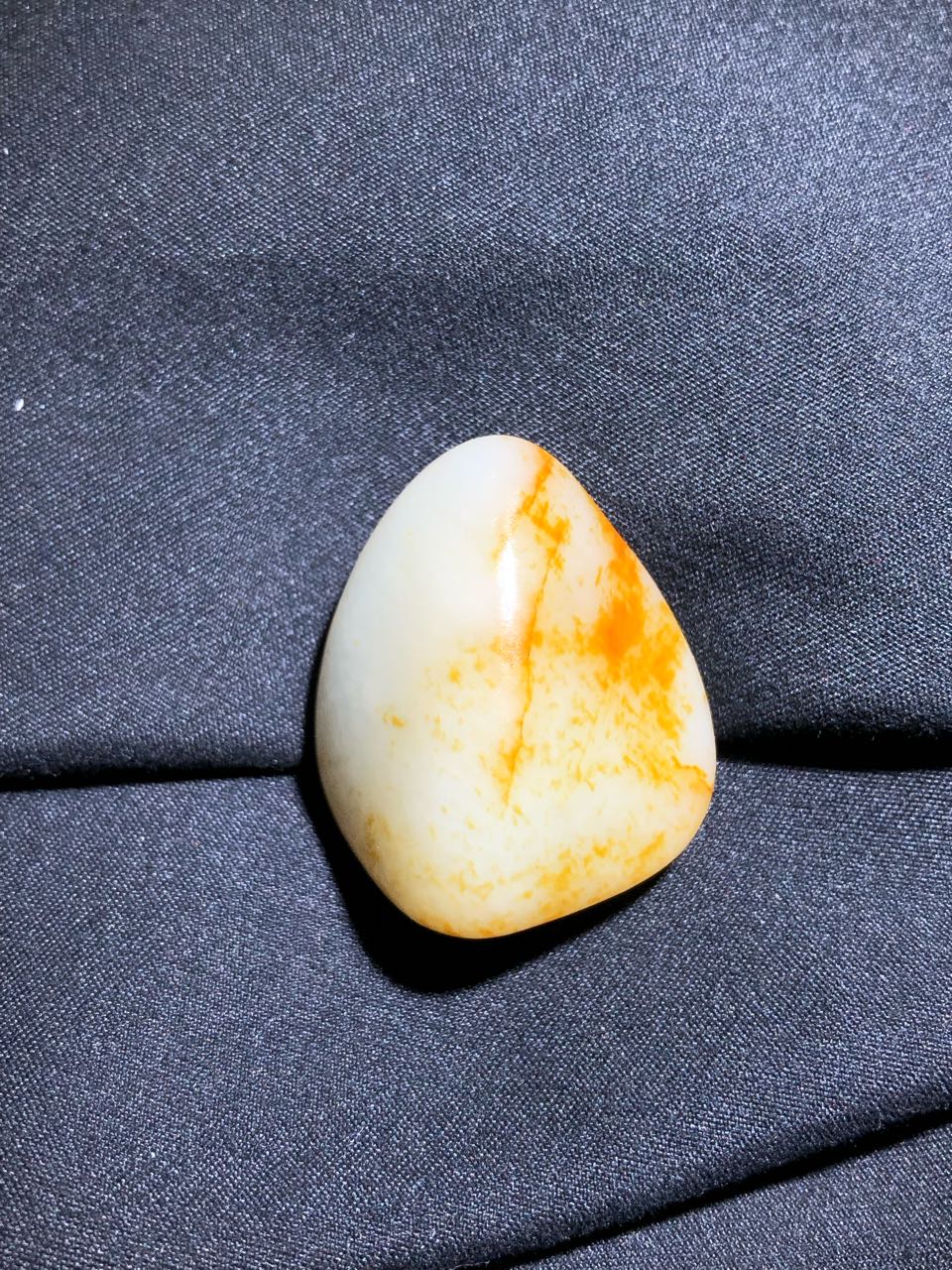 新疆和田玉独籽洒金红皮挂件