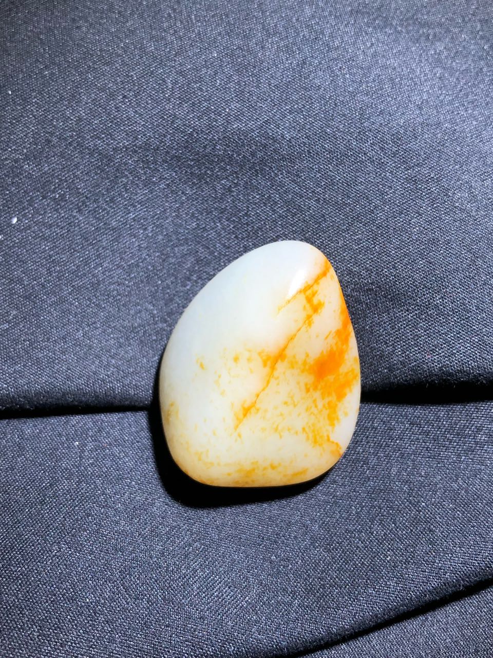 新疆和田玉独籽洒金红皮挂件