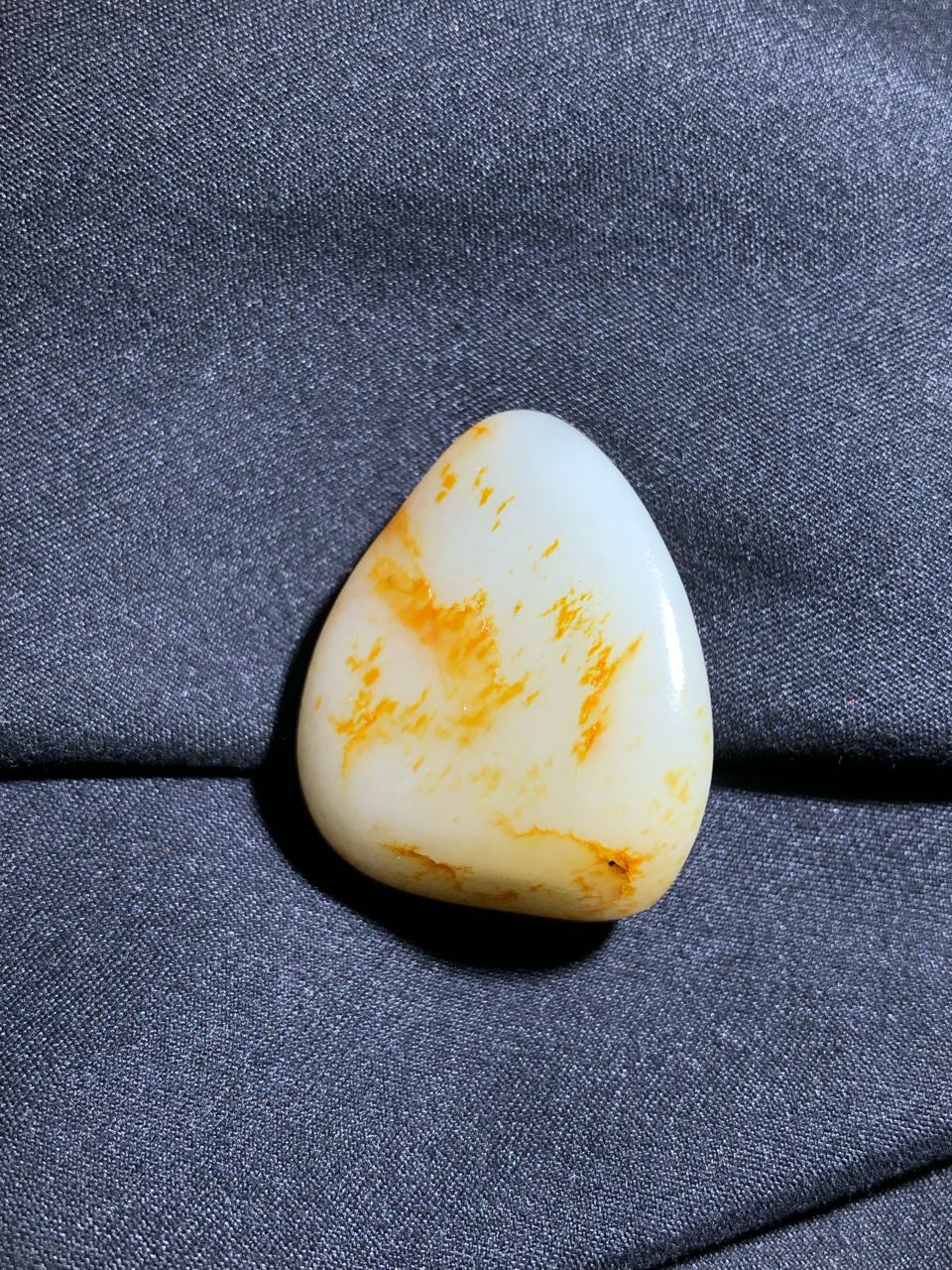 新疆和田玉独籽洒金红皮挂件