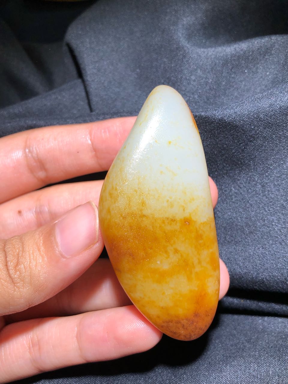 和田玉红皮白肉籽料原石挂件