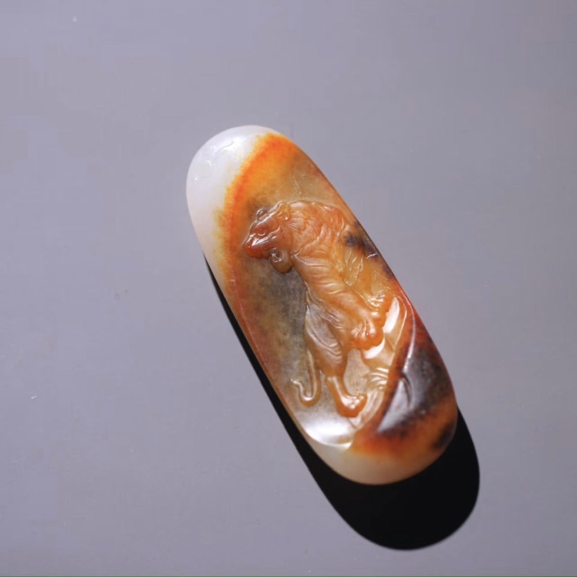 和田玉黃沁籽料虎牌