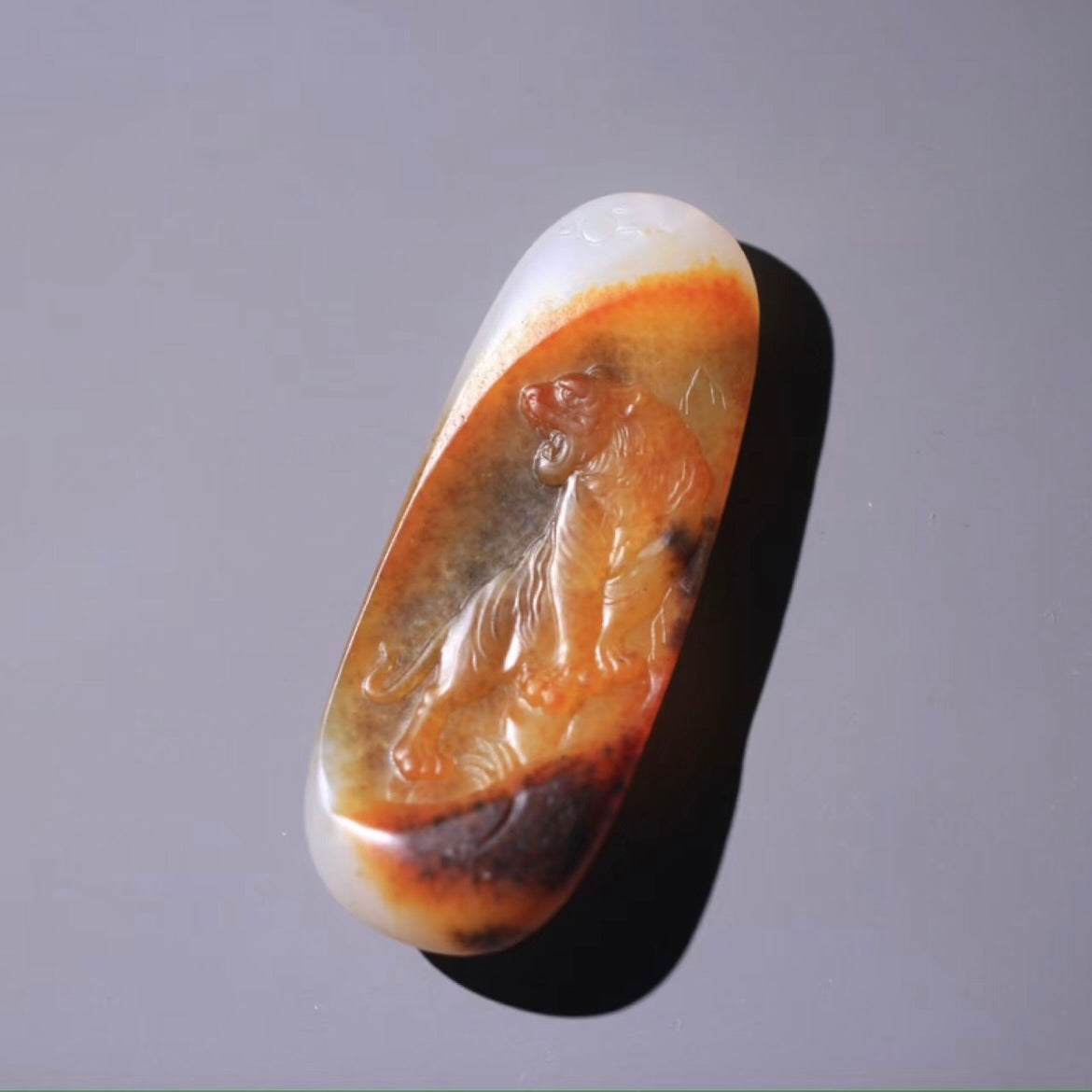 和田玉黃沁籽料虎牌