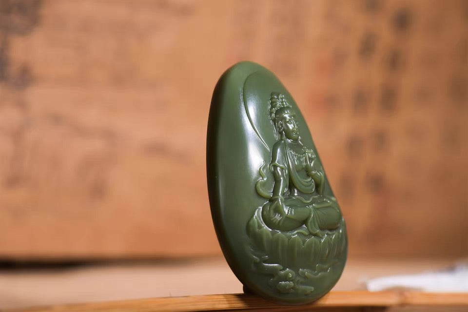 新疆和田玉沙枣青籽料观音牌；