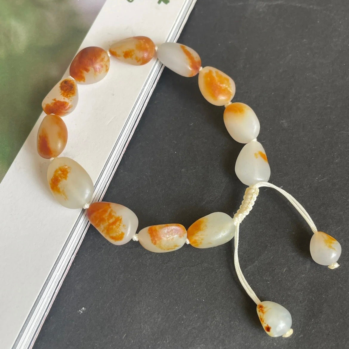 新疆和田玉獨籽紅皮白肉籽料手串；