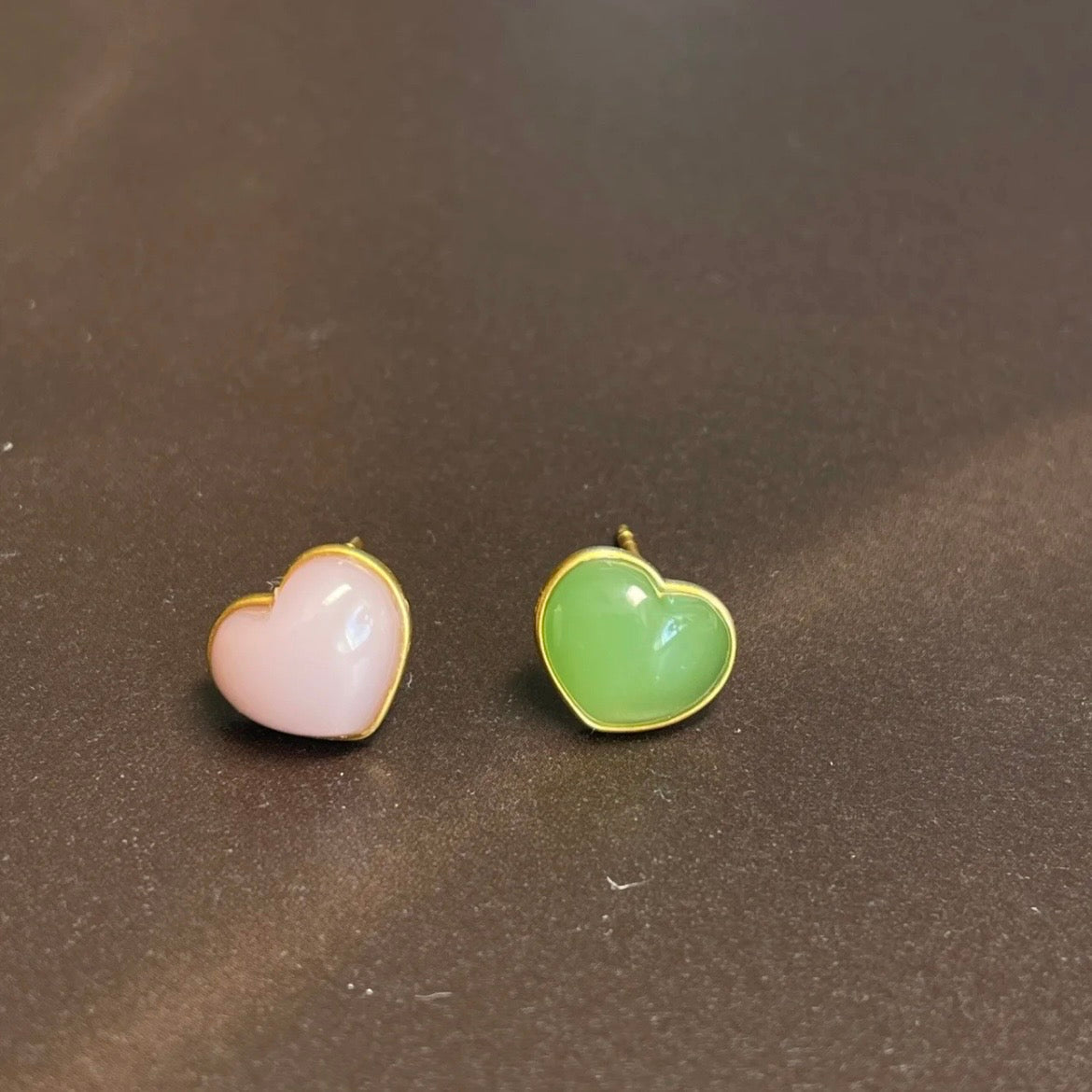 和田玉碧玉桃花玉鑲嵌18K黃金耳釘；