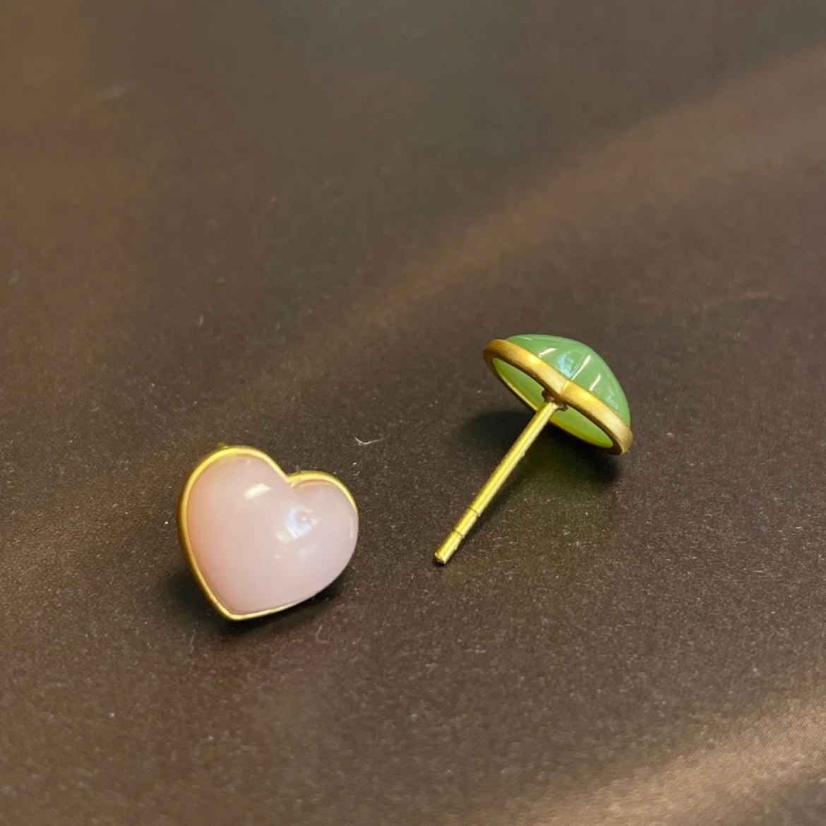 和田玉碧玉桃花玉鑲嵌18K黃金耳釘；