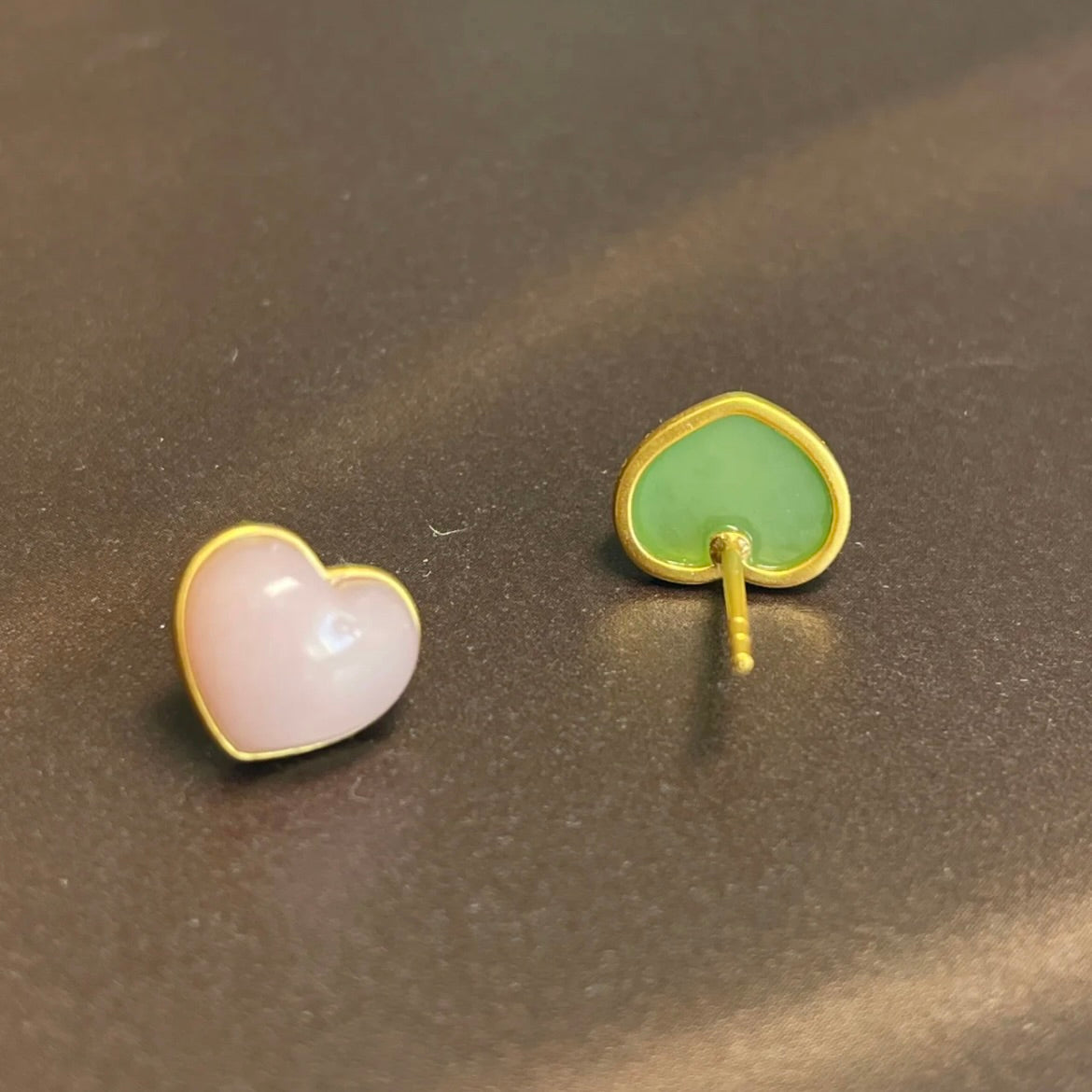 和田玉碧玉桃花玉鑲嵌18K黃金耳釘；