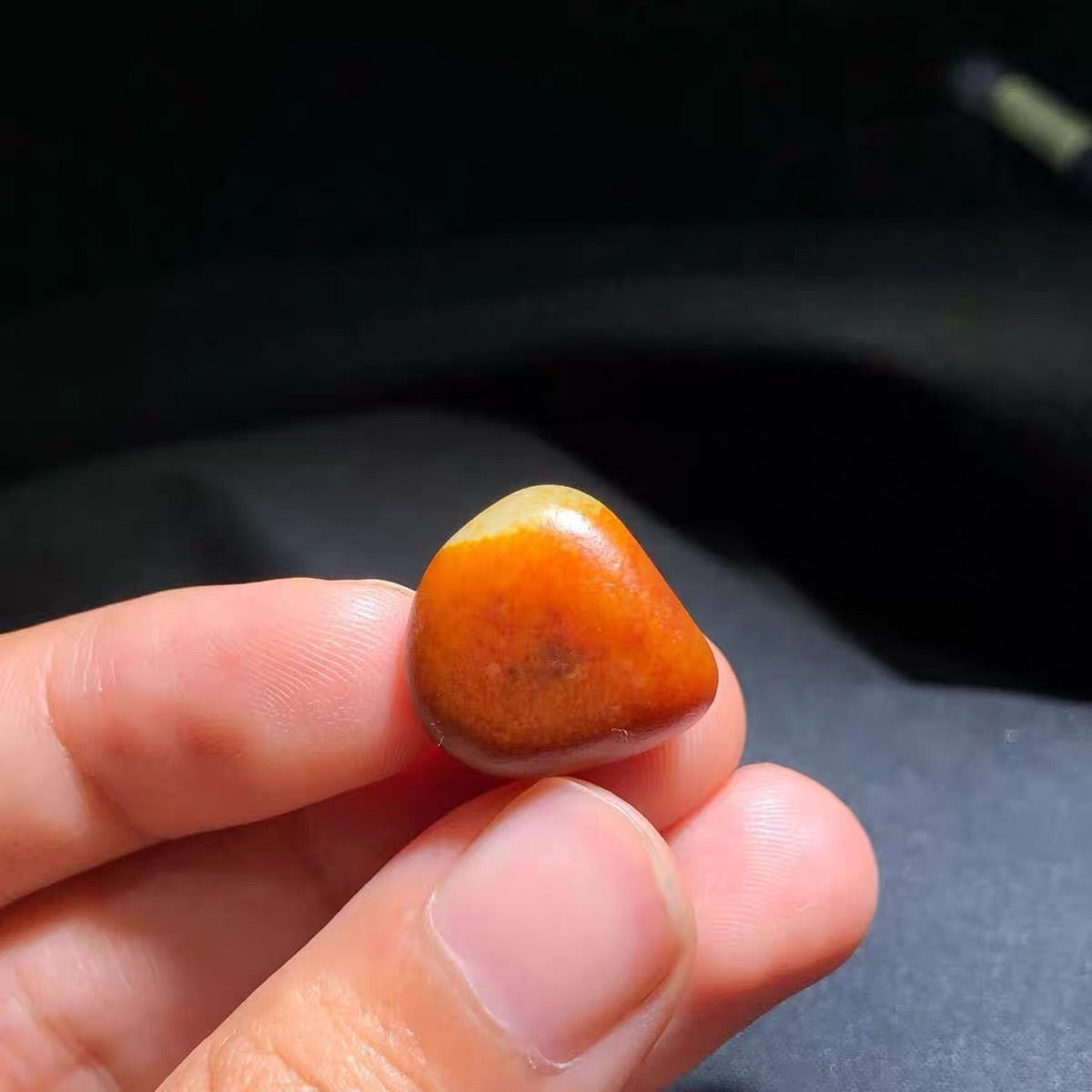 新疆和田玉籽料红皮独籽原石