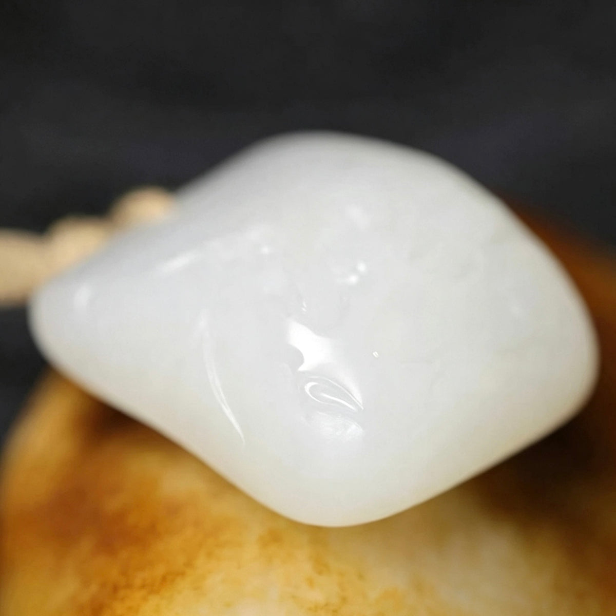 新疆和田玉籽料独籽玉兰花吊坠